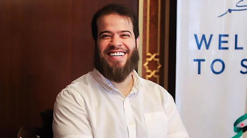 أدهم نابلسي يظهر في دمشق لأول مرة منذ اعتزاله ويؤم المصلين في معرض دولي