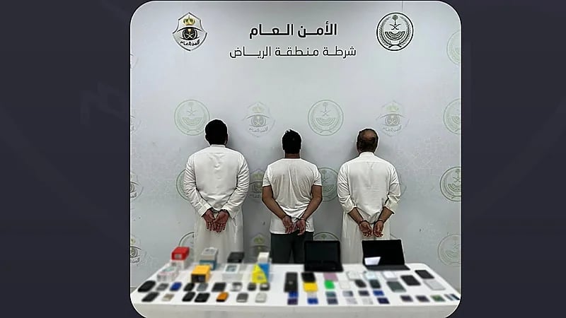 القبض على 3 أشخاص استولوا على أموال بطرق احتيالية بالرياض