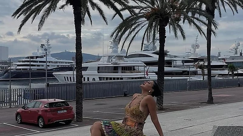 إطلالة صيفية جديدة لرانيا تشعل مواقع التواصل .. صور