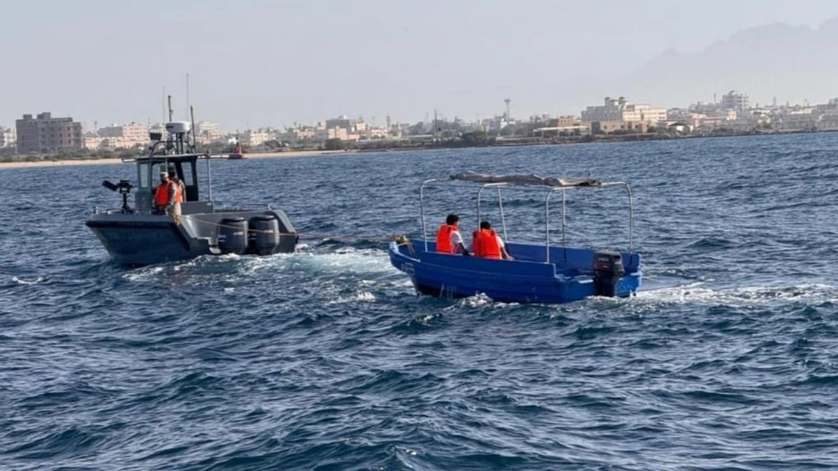 إنقاذ مواطنَين بعد تعطل وسـيطتهما البحرية في عرض البحر بالمدينة