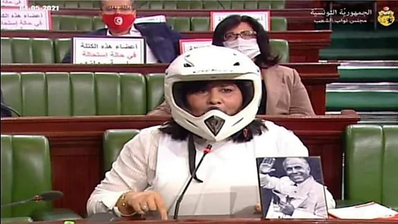 بالفيديو.. لحظة دخول رئيسة حزب تونسي بسترة واقية من الرصاص للبرلمان