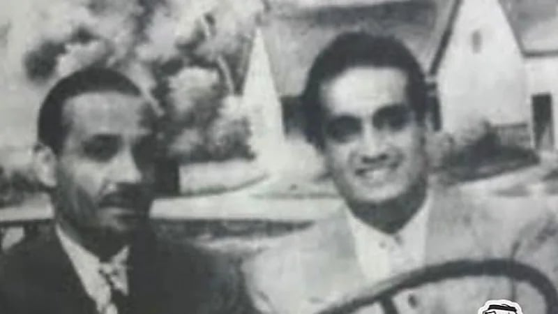 صورة تاريخية نادرة للملك فهد برفقة الفنان خليل الرواف