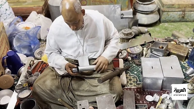 بالفيديو.. "صانع تنك" يروي ممارسته للمهنة القديمة منذ 30 عامًا