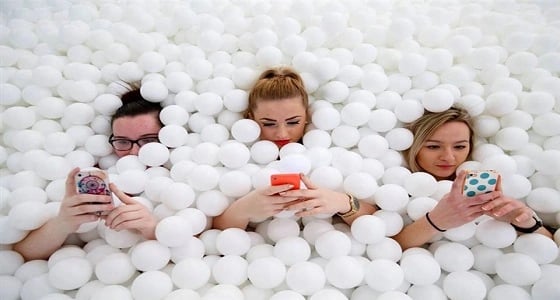 بالصور.. مسبح غريب من الباونات لإزالة الضغط النفسي والتوتر