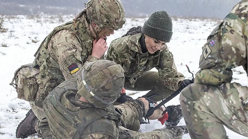 صور..أميرة ويلز تتحدى الطقس وتقدم الإسعافات الأولية للجنود