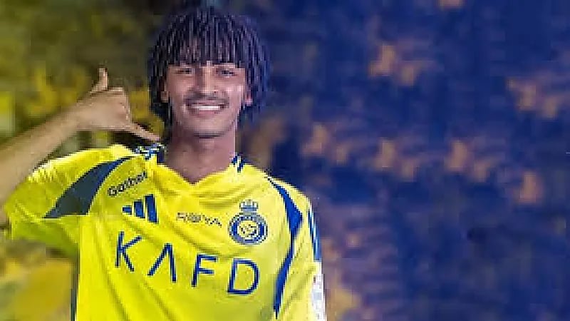 والدة عبدالملك الجابر تحتفي ببداية مشواره مع النصر