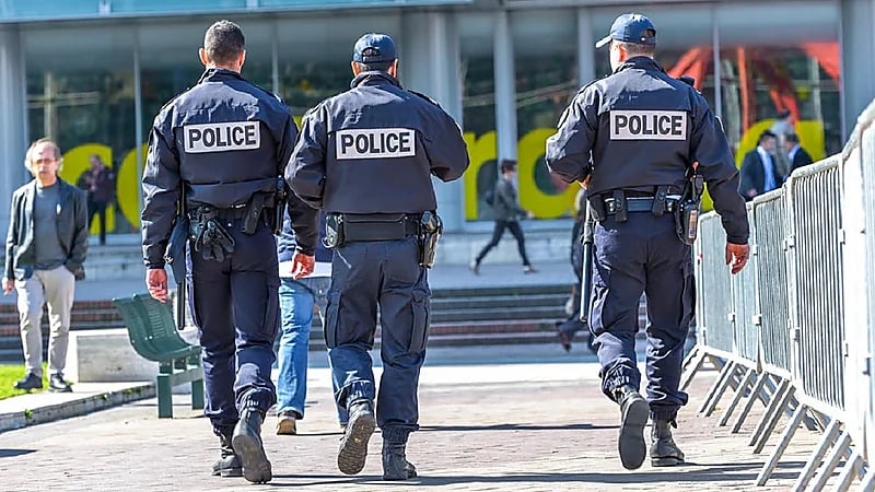 مصري يتسبب في سجن 6 ضباط فرنسيين