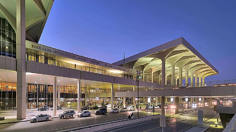 مطار الملك فهد يدعو المسافرين للتأكد من مستجدات مواعيد رحلاتهم