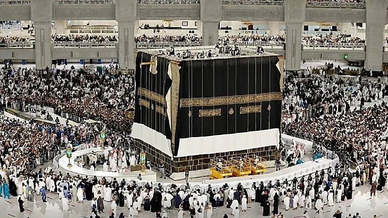 لحظة نقل كسوة الكعبة من مجمع الملك عبد العزيز إلى الحرم المكي..فيديو