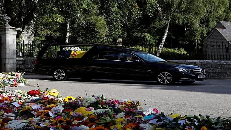 نعش الملكة إليزابيث في رحلته الأخيرة نحو اسكتلندا