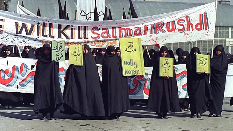 وسائل إعلام إيرانية تصف سلمان رشدي بـ"المرتد"