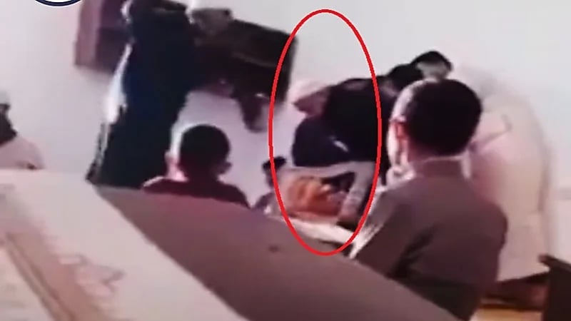 بالصور.. طفل يتعرض للضرب والتعذيب والتعرية من إمام مسجد