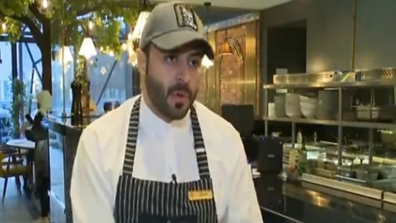 قصة أول مطعم في المدينة المنورة بطاقم سعودي متكامل "فيديو"
