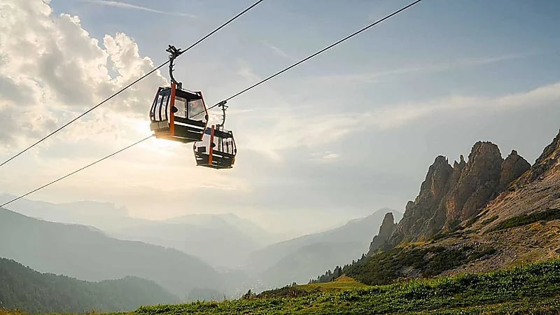 مشاهد مروعة لركاب معلقين بعد انهيار تلفريك بروسيا.. فيديو