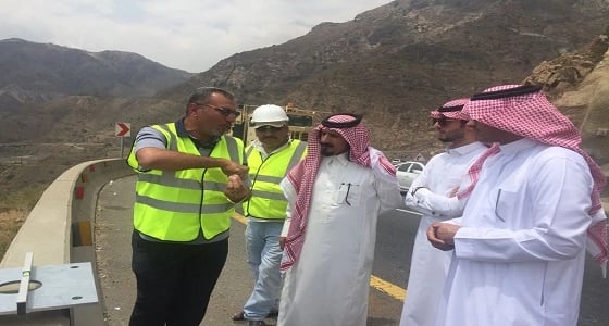 بالصور.. طرق عسير تعمل على إنارة عقبة ضلع