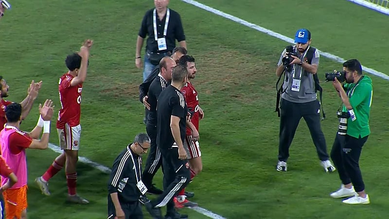 شاهد ..محمود متولى يستعيد وعيه بعد سقوط نهاية مباراة الأهلي وبيراميدز