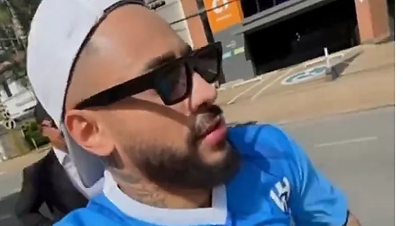 شبيه نيمار يخطف الأضواء خلال مشاركته في الماراثون بالبرازيل .. فيديو