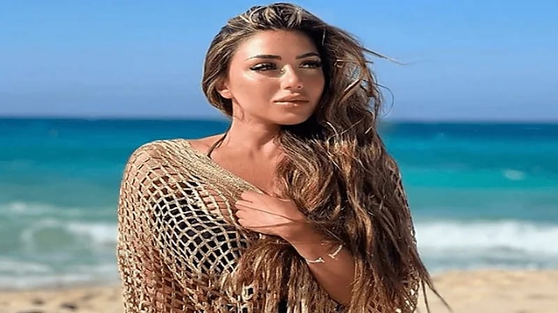 والد سارة سلامة يعلق على ملابس ابنته الجريئة: وعدتني أنها مش هتعمل كده