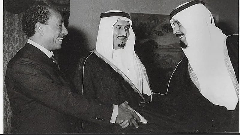 صورة نادرة للملك عبدالله خلال مصافحة السادات في الرياض عام 1369 هـ