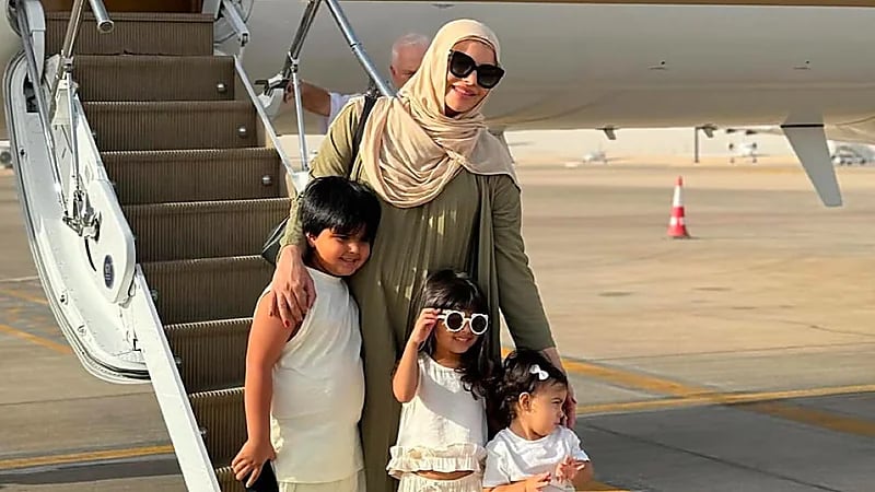 سارة الودعاني تحرج فتاة أرادت تصوير ابنها والأخيرة ترد .. فيديو