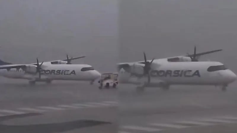 عاصفة مطرية قوية تحرك طائرة من مكانها على أرض المطار.. فيديو