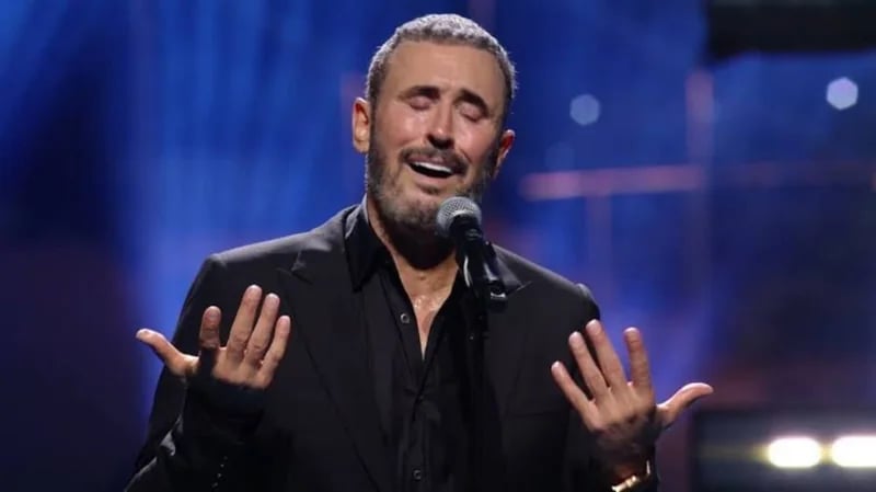 شاهد.. كاظم الساهر يثير قلق جمهوره بسبب كسر في قدمه