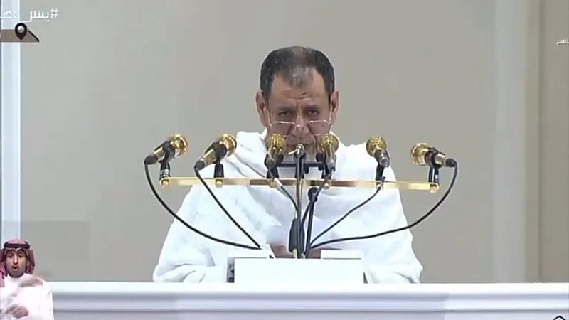 ‏تأثر خطيب عرفة الشيخ صالح بن حميد أثناء دعائه لفلسطين وأهلها.. فيديو