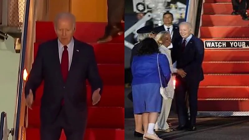 راقب خطواتك تكتب بالبنط العريض على سلم طائرة بايدن ليحقق معجرة .. فيديو