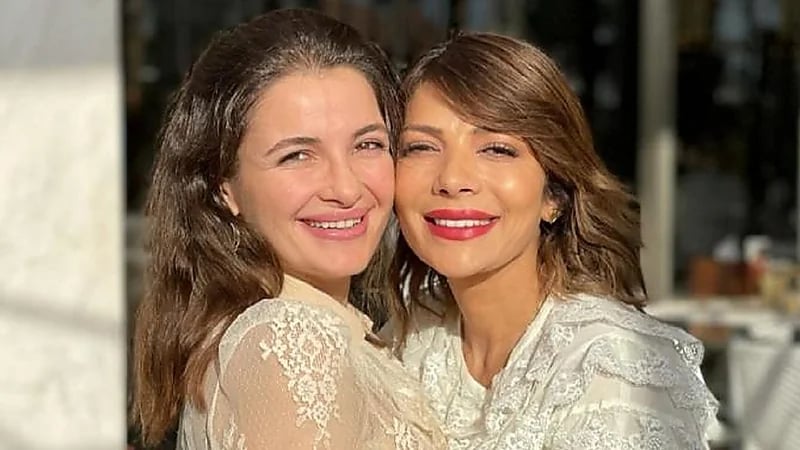 ابنة أصالة تلاعب ابنتها جيهان.. فيديو