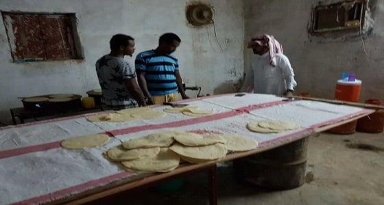 بالصور.. لجنة رقابية تضبط عمالة أفريقية مخالفة تصنع اللحوح بالعارضة