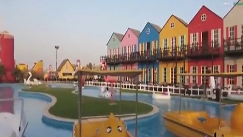 شاهد.. مواطن يحول مزرعته الخاصة بالأعلاف إلى مزار سياحي في الدرب