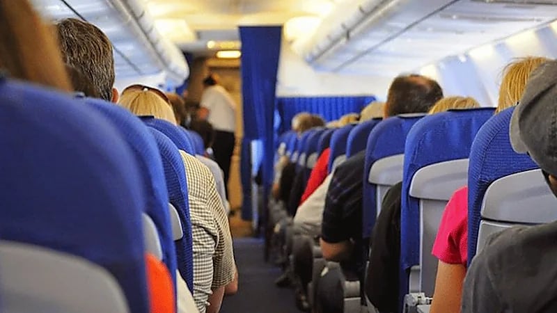 إلغاء سفر راكب لحمله لحوم وجبن