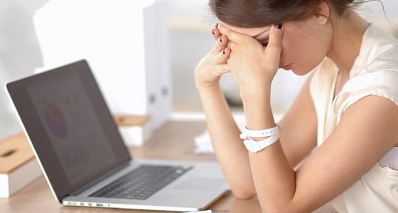 باحثون: الجلوس على المكتب لفترة طويلة يصيبك بالغباء