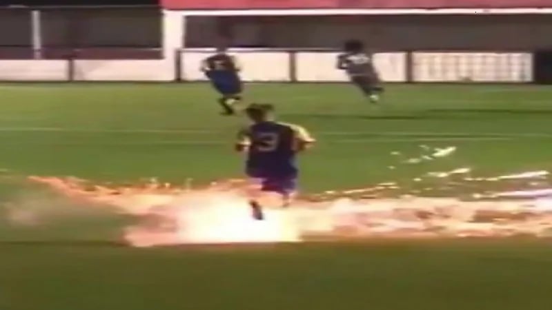 بالفيديو.. إصابة لاعب كرة قدم إثر هجوم بالألعاب النارية