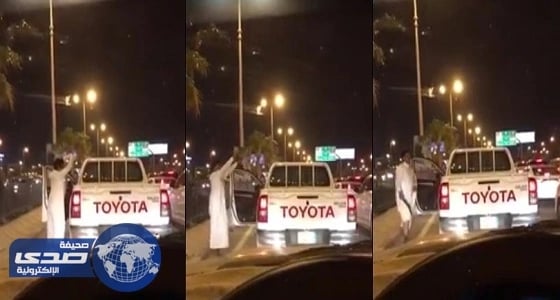 بالفيديو.. مواطن يرقص بخنجر ويعطل حركة السير في الدمام