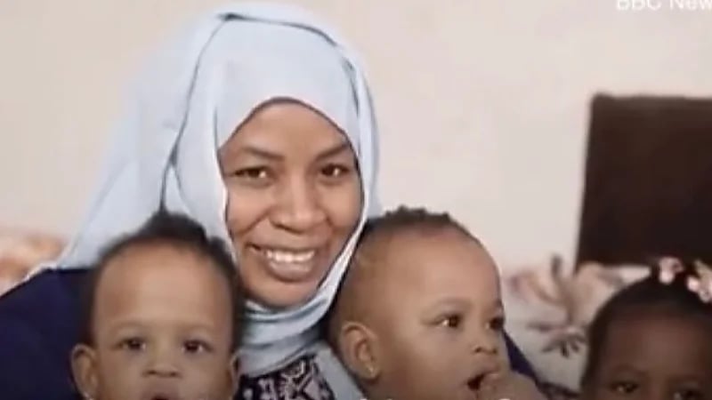 بالفيديو.. أم لـ 9 توأم تروي قصة معاناتها