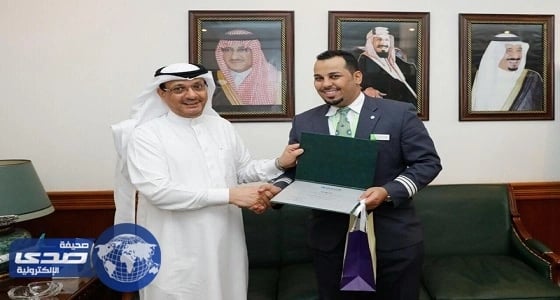 مطار الملك عبد العزيز يكرم موظفا لأمانته في رد مبلغ مالي لمسافر