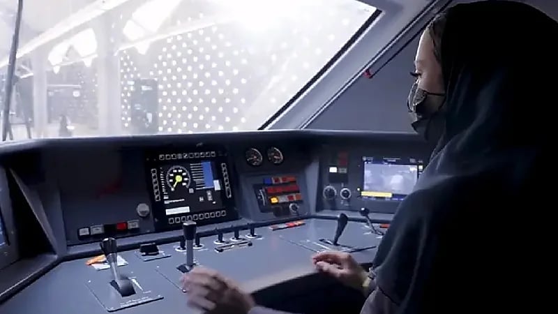 بالفيديو .. مواطنات يقدن قطار الحرمين للمرة الأولى خلال موسم الحج القادم