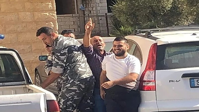 بالفيديو.. "لبناني" يحتجز رهائن ويهدد بحرق البنك لاسترداد وديعته