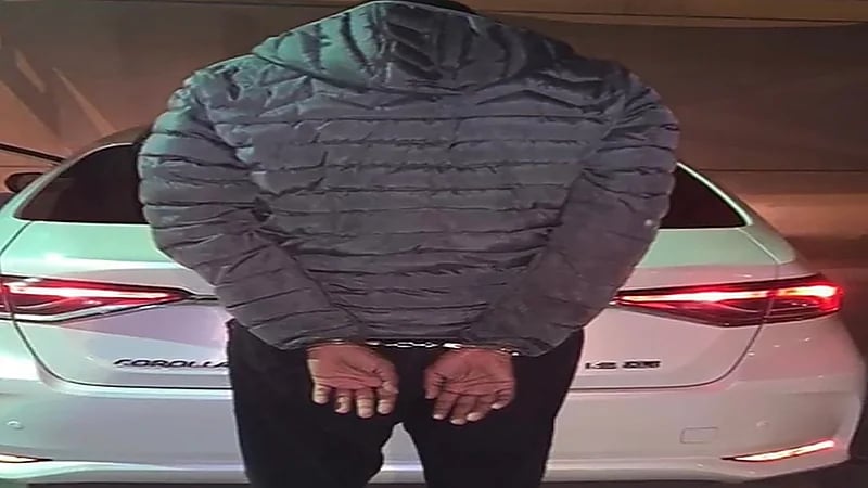 القبض على شخص تباهى بحيازة أسلحة نارية وبإطلاق النار بالرياض