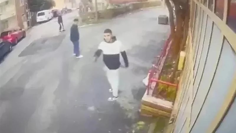 مزاح أصدقاء يتحول لمحاولة قتل داخل صالون حلاقة