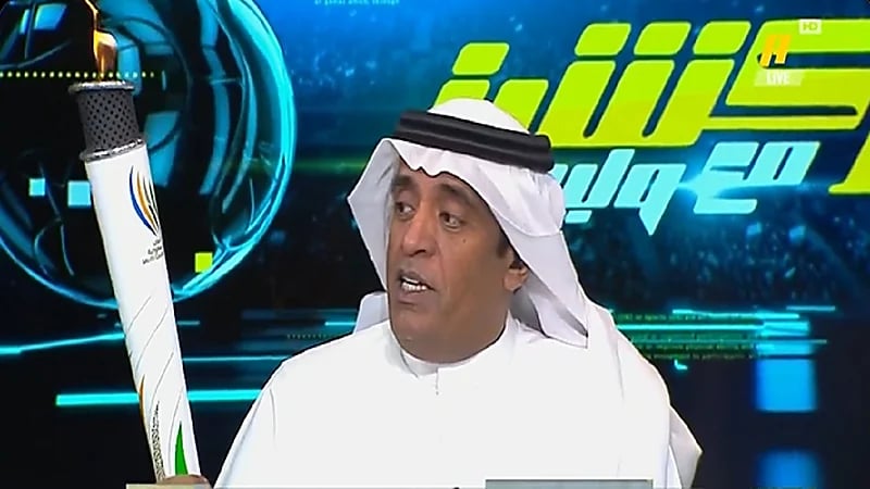 شاهد.. الفراج يحمل شعلة دورة الألعاب السعودية داخل الاستديو