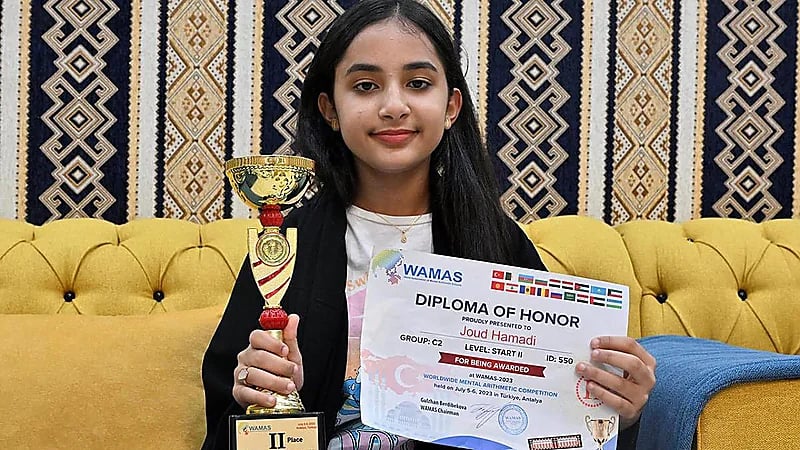 جود الظافري تحصد المركز الثاني عالميا في مسابقة الحساب الذهني بتركيا