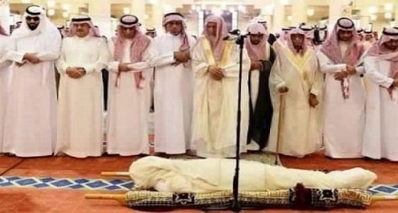 جموع المصلين يؤدون صلاة الميت على الشهيد وكيل الرقيب الأسلمي