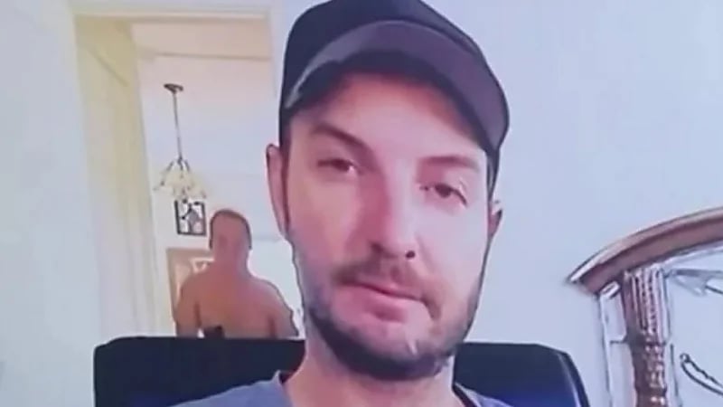 قصة رجل يظهر عاريًا خلال مكالمة فيديو في العمل