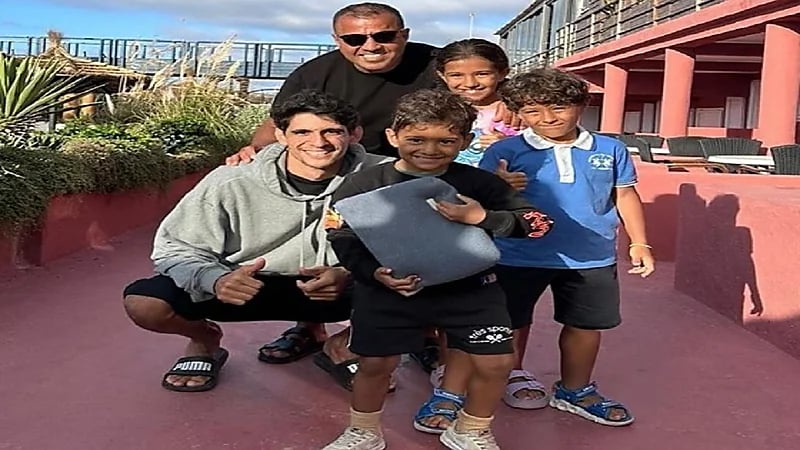 ياسين بونو في أحدث ظهور له برفقة أبنائه