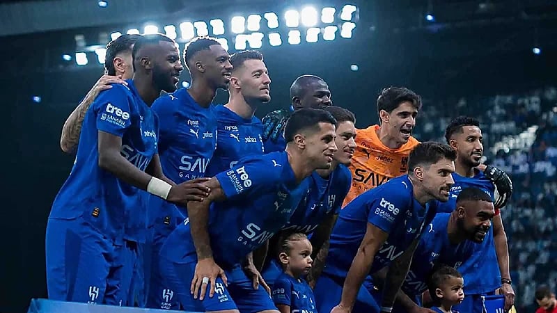 الهلال يغادر إلى جدة لمواجهة الأهلي.. صور