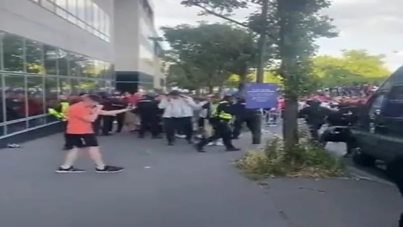 شاهد.. فوضى خارج ملعب سان دوني في باريس بعد إطلاق الغاز المسيل للدموع