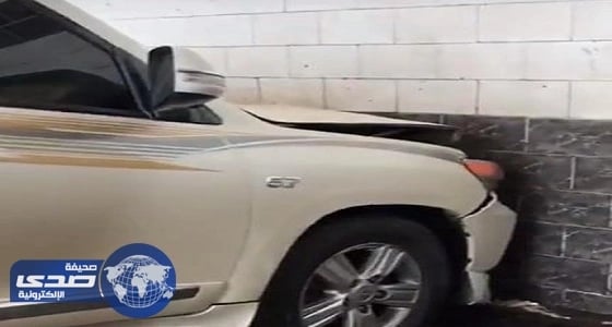 بالفيديو.. أضرار جسيمة لـ«لاند كروزر» بعد سقوطها من «بستم» مغسلة