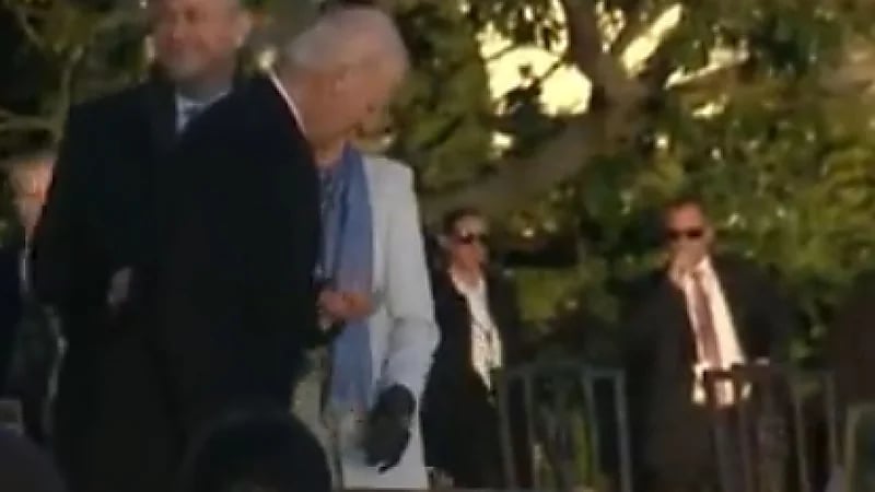 بالفيديو.. بايدن يبتلع شيئًا غريبًا بسرعة أعطته له زوجته قبل خطابه عن زواج المثليين